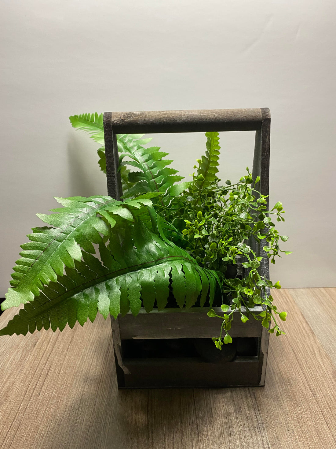 Présentoir en bois gris-brun